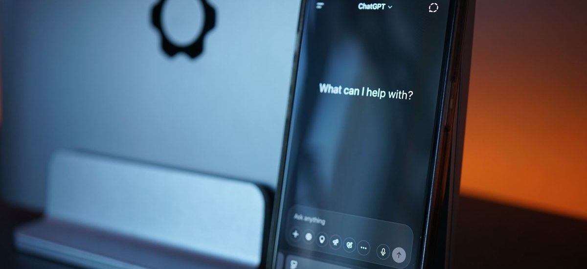 ChatGPT deschis pe un telefon, folosit pentru căutarea informațiilor despre o firmă