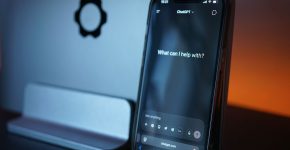 ChatGPT deschis pe un telefon, folosit pentru căutarea informațiilor despre o firmă