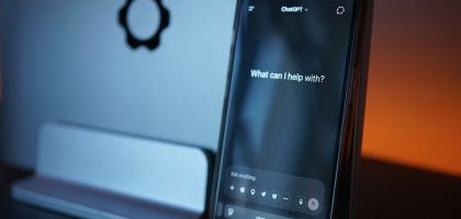 ChatGPT deschis pe un telefon, folosit pentru căutarea informațiilor despre o firmă