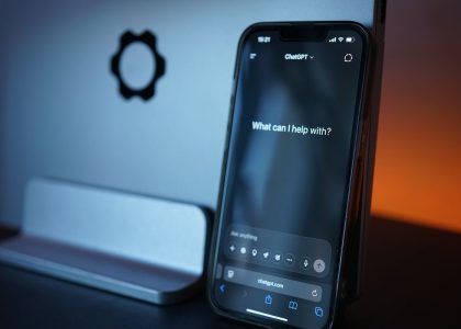 ChatGPT deschis pe un telefon, folosit pentru căutarea informațiilor despre o firmă
